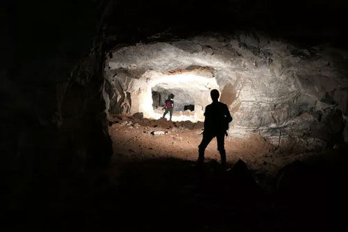 Phát hiện hệ thống hầm mỏ bí ẩn bên dưới hố tử thần sâu hun hút giữa khu phố