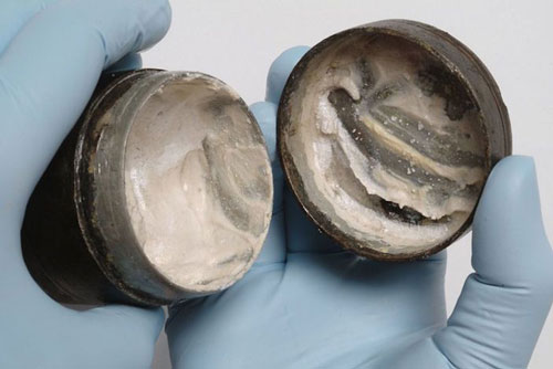 Tìm thấy lọ kem dưỡng da 2.000 năm tuổi ở Anh