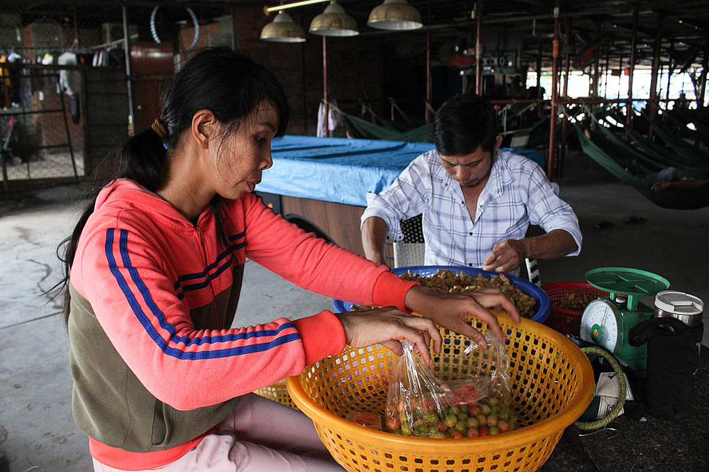Không có một số tiền lớn để thuê trọ vì phải đặt cọc 2 tháng, vợ chồng chị Loan chọn cách ngủ võng, gia đình 3 người mỗi ngày hết 60 nghìn, vợ chồng chị đã ở quán võng gần một năm. Ảnh: Diệp Phan. Không có một số tiền lớn để thuê trọ vì phải đặt cọc 2 tháng, vợ chồng chị Loan chọn cách ngủ võng, gia đình 3 người mỗi ngày hết 60 nghìn, vợ chồng chị đã ở quán võng gần một năm. Ảnh: Diệp Phan.