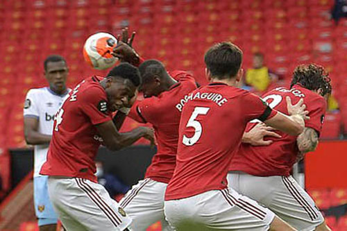 Pogba bị chửi "sấp mặt" vì dùng tay cản bóng vào mặt, khiến M.U bị thủng lưới