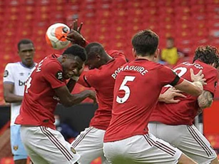 Pogba bị chửi "sấp mặt" vì dùng tay cản bóng vào mặt, khiến M.U bị thủng lưới