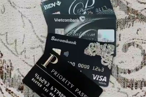 Hòa Minzy khéo khoe thẻ tín dụng quyền lực, khẳng định độ giàu có “không phải dạng vừa”