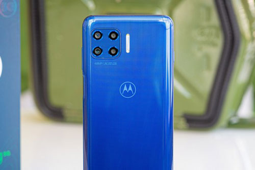 Trên tay smartphone chống nước, chip 765G, RAM 6 GB, pin 5.000 mAh, giá hơn 10 triệu