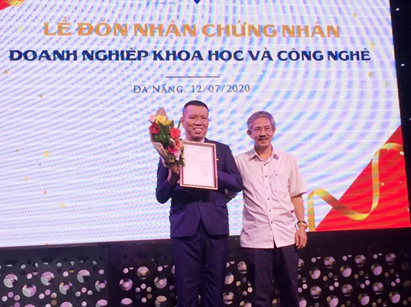 Ông Trần Văn Hoàng - Phó Giám đốc Sở KH&CN (bên phải) trao Giấy chứng nhận Doanh nghiệp KH&CN cho Công ty CP V.B.P.O