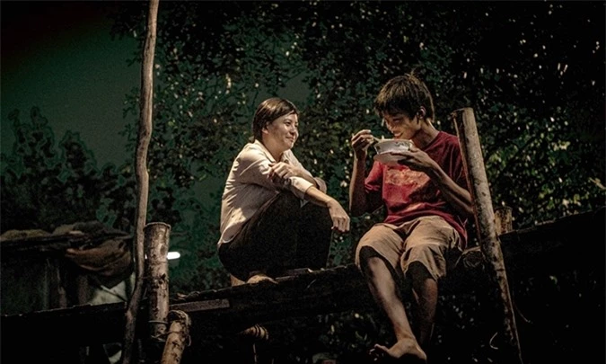 Diễn viên Cát Phượng trong một cảnh quay phim Ròm cùng nam chính Trần Anh Khoa.