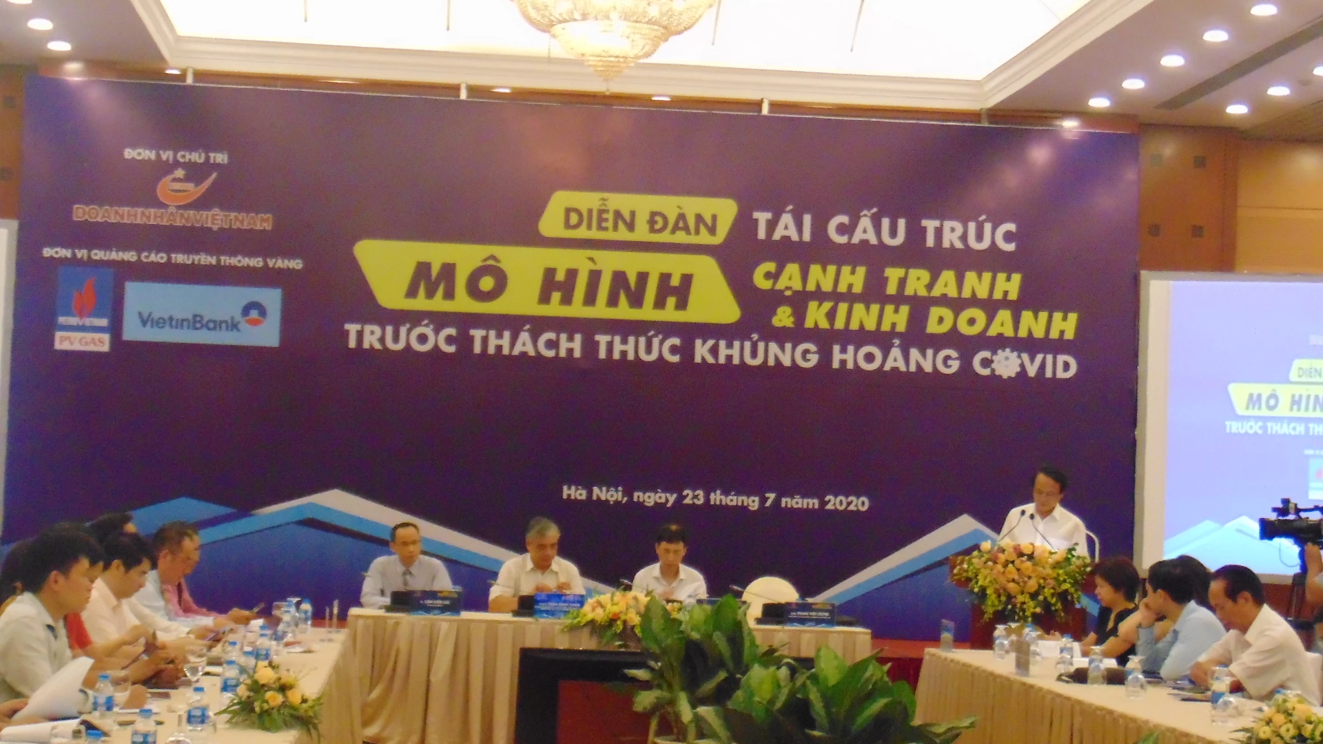 Diễn đàn “Tái cấu trúc mô hình cạnh tranh và kinh doanh trước thách thức khủng hoảng Covid”.