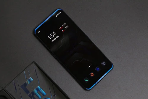 Lenovo Legion Phone Duel được trang bị tấm nền màn hình AMOLED kích thước 6,65 inch, độ phân giải Full HD Plus (2.340x1.080 pixel), mật độ điểm ảnh 388 ppi. Màn hình này chia theo tỷ lệ 19,5:9, tần số quét 144 Hz, tích hợp công nghệ HDR10 +.