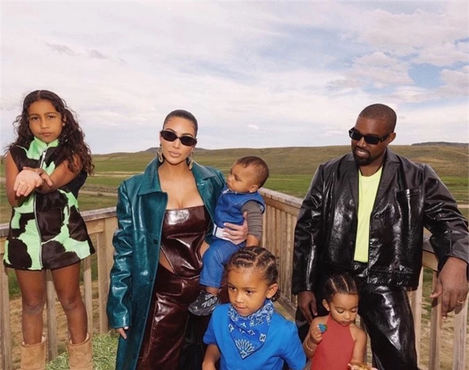 Đến tháng 6, cặp sao cùng bốn nhóc tỳ và đại gia đình Kardashian-Jenner quay lại điền trang 14 triệu USD để tổ chức sinh nhật cho bé North (ngoài cùng bên trái). Mẹ đẻ, chị gái và các em của Kim đều tham dự bữa tiệc này.