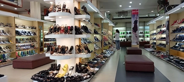 Tạm giữ 1.830 đơn vị hàng hóa là giầy dép, túi xách không rõ nguồn gốc tại cửa hàng giầy dép Lucky Shoes số 66 Trần Hưng Đạo, TP Hải Dương