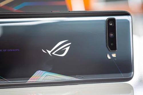 ASUS ROG Phone 3 có 3 camera sau. Cảm biến chính 64 MP, f/1.8 cho khả năng lấy nét theo pha. Ống kính thứ hai 13 MP, f/2.4 mang đến góc rộng 125 độ và cảm biến macro 5 MP, f/2.0. Máy có khả năng ghi hình 8K. 