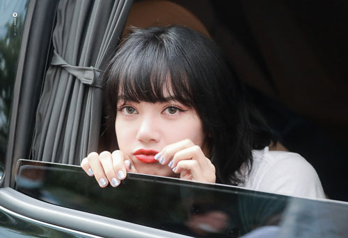 Khoảnh khắc đi làm về đẹp long lanh của sao Kpop