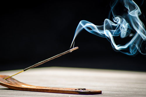 Những tác hại đáng sợ của khói nhang: Độc không kém thuốc lá, dễ gây ung thư