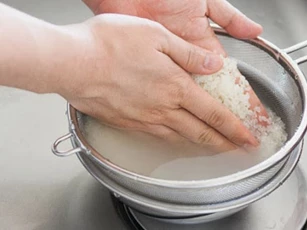 Trước khi ngủ thoa nước vo gạo lên mặt theo cách này, bao nhiêu mụn trứng cá, mụn ẩn đều hết sạch mà da lại trắng mịn