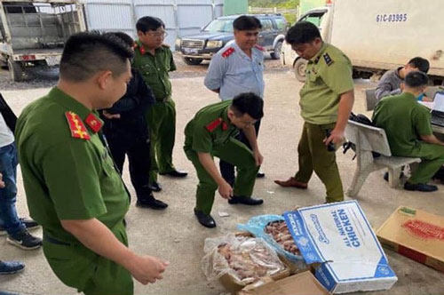 Phát hiện 1 tấn thịt gà quá hạn sử dụng chuẩn bị đưa ra quán cơm