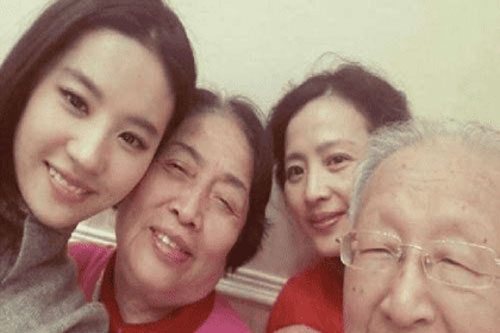 Đang mắc kẹt ở Mỹ, Lưu Diệc Phi đau lòng khi nghe tin này từ gia đình