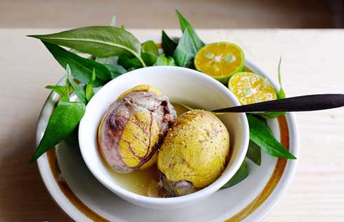 Mẹ cho bé ăn trứng vịt lộn kiểu này rước trọn chất độc vào người, nhất là điều thứ 2