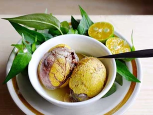 Mẹ cho bé ăn trứng vịt lộn kiểu này rước trọn chất độc vào người, nhất là điều thứ 2