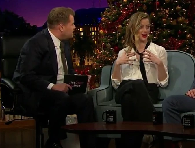 Amber Heard trong chương trình Late Late Show with James Corden sau khi được trang điểm che vết thương.