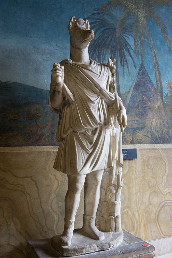 Tượng Hermanubis, một vị thần lai giữa Anubis và thần Hy Lạp Hermes
