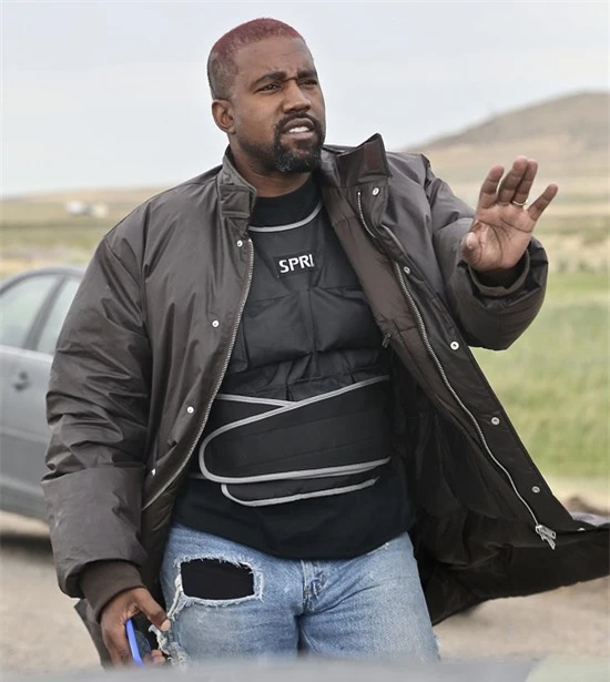 Kanye West mặc áo khoác dày và bộ đồ che chắn cơ thể khi rời điền trang ở miền Tây nước Mỹ.