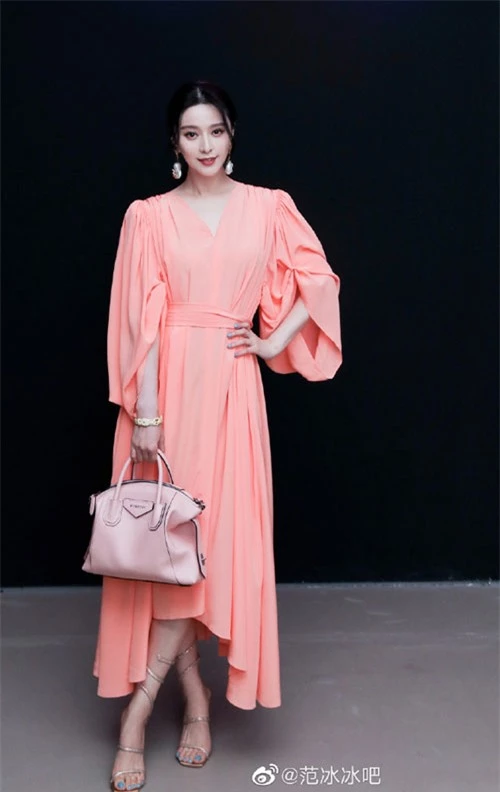 Băng Băng mặc đồ và xách túi trong bộ sưu tập sản phẩm mới nhất của Givenchy.