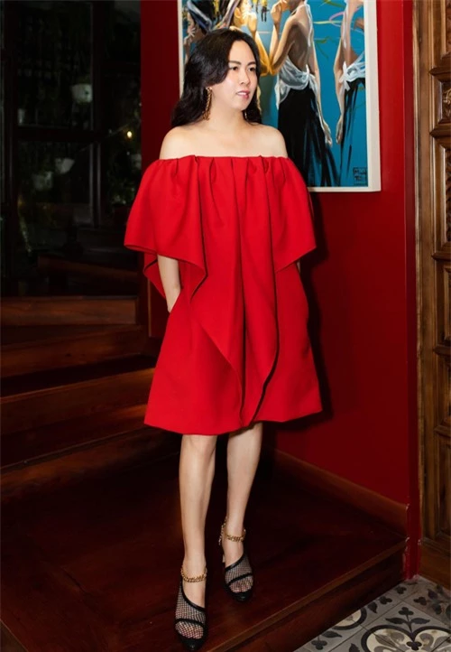 Phượng Chanel mặc váy trễ vai đỏ rực mang phụ kiện hàng hiệu dự tiệc mừng ngôi quán quân Tình Bolero 2020 của Quách Ngọc Ngoan.