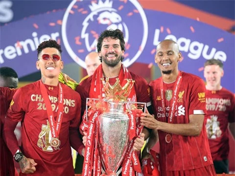 Fabinho ăn mừng chức vô địch Ngoại hạng Anh cùng Firmino và Alisson