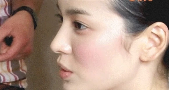 Cận cạnh nhan sắc đỉnh cao chưa qua 1 bước trang điểm nào của Song Hye Kyo. Bức ảnh này đã khiến nhiều người hâm mộ giật mình bởi vẻ đẹp hoàn hảo đến mức vô thực của Hye Kyo.