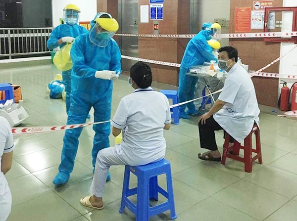 CDC Đà Nẵng lấy mẫu xét nghiệm SARS-CoV-2 đối với các y, bác sĩ Bệnh viện C Đà Nẵng có tiếp xúc gần với bệnh nhân T.V.D.