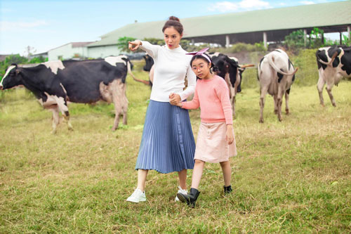 Thoải mái chia sẻ ảnh con nhưng Hồng Diễm giữ bí mật ông xã đến cùng