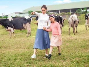 Thoải mái chia sẻ ảnh con nhưng Hồng Diễm giữ bí mật ông xã đến cùng