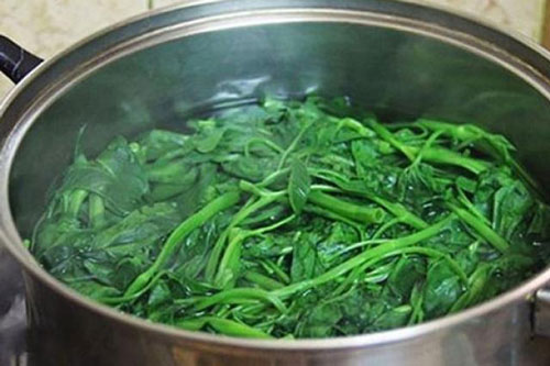 Ai cũng vắt chanh, dầm sấu khi luộc rau muống mà không biết thêm thứ này mới là tốt nhất