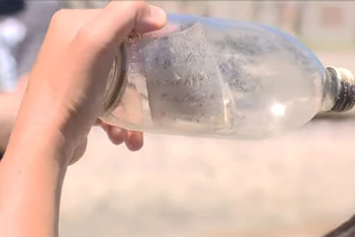 Người đưa thư tiết lộ bí mật của chai đựng thư 30 năm tuổi