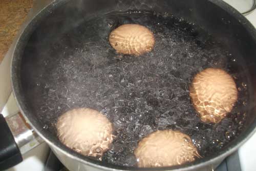 Sai lầm nghiêm trọng khi luộc trứng gà bạn phải bỏ ngay hôm nay