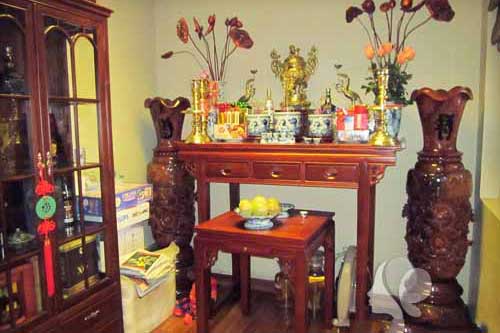 Bàn thờ chớ dại mà để thế này kẻo gia đình ly tán, tiền của dần "đội nón ra đi", luôn gặp xui