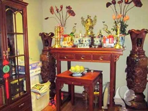 Bàn thờ chớ dại mà để thế này kẻo gia đình ly tán, tiền của dần "đội nón ra đi", luôn gặp xui