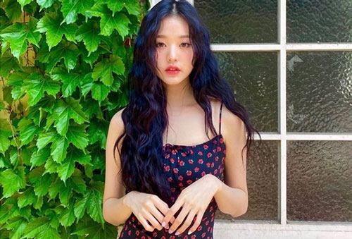 Idol Hàn khoe vai quyến rũ với váy dây mỏng manh