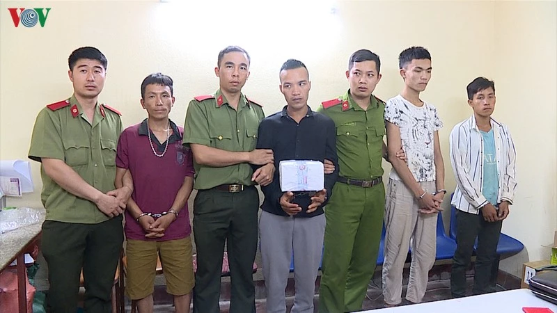 Các đối tượng bị Công an huyện Mai Sơn bắt giữ về hành vi mua bán trái phép chất ma túy.