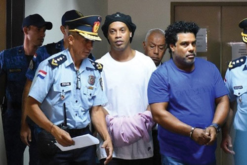 Ronaldinho được ví như 'tù nhân trong lồng mạ vàng'