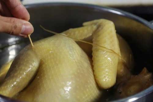 Nhúng gà luộc vào nồi nước này 3 phút, đảm bảo thịt gà sẽ giòn chắc lại thơm ngon gấp đôi