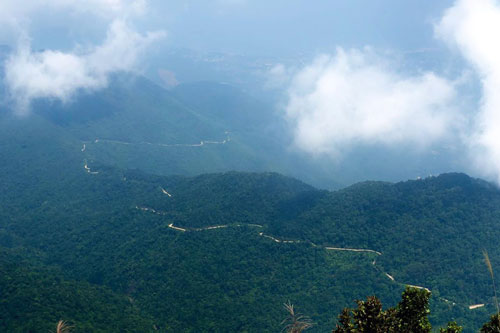 Ngắm thác chảy, 'săn' mây trên đỉnh Bạch Mã