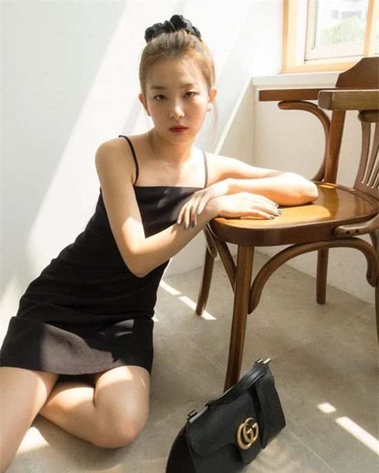 Idol Hàn khoe vai quyến rũ với váy dây mỏng manh - Ảnh 4