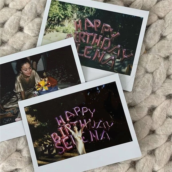 Selena chia sẻ ảnh sinh nhật tròn 28 tuổi.