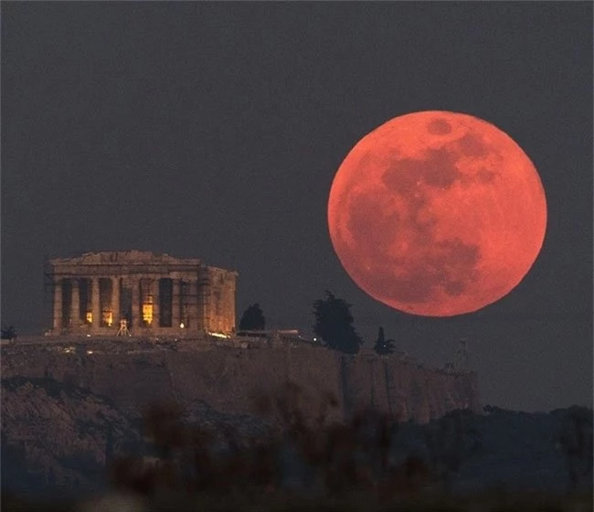 Siêu trăng máumọc lên phía sau ngôi đền Parthenon vào năm 2018