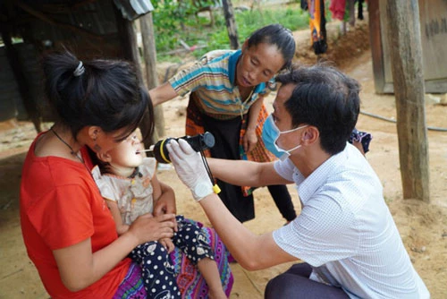 Ngành y tế Đắk Nông chủ động khám sàng lọc, phát hiện thêm các ca nhiễm bạch hầu. (Ảnh: Dân trí)