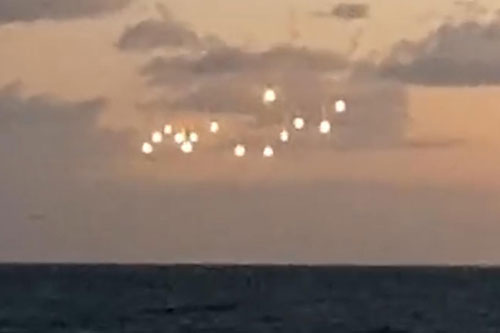 Hàng loạt vật thể lạ phát sáng nghi ‘đội quân UFO’ trên bầu trời Mỹ