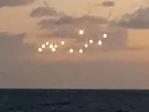 Hàng loạt vật thể lạ phát sáng nghi ‘đội quân UFO’ trên bầu trời Mỹ