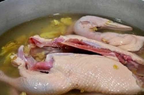 Cách khử mùi hôi khi luộc vịt