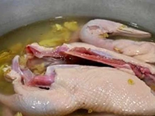 Cách khử mùi hôi khi luộc vịt