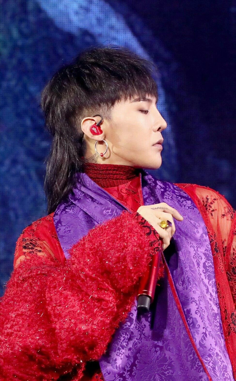 G-Dragon: Tại lễ trao giải MAMA ngày 3/12/2014, G-Dragon xuất hiện với hình ảnh thời thượng, thực hiện một màn rap freestyle trước khi chính thức trình diễn ca khúc Good Boy cùng Tae Yang. Đoạn rap của nam thần tượng khiến fan thích thú vì mỉa mai cách thức trao giải của MAMA ngay trên sân khấu. Ảnh: Koreaboo